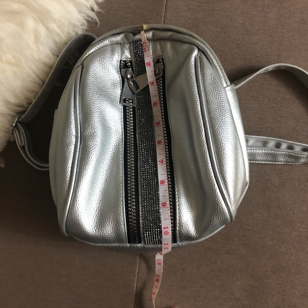 Silver backpack. - Picture 5 of 7